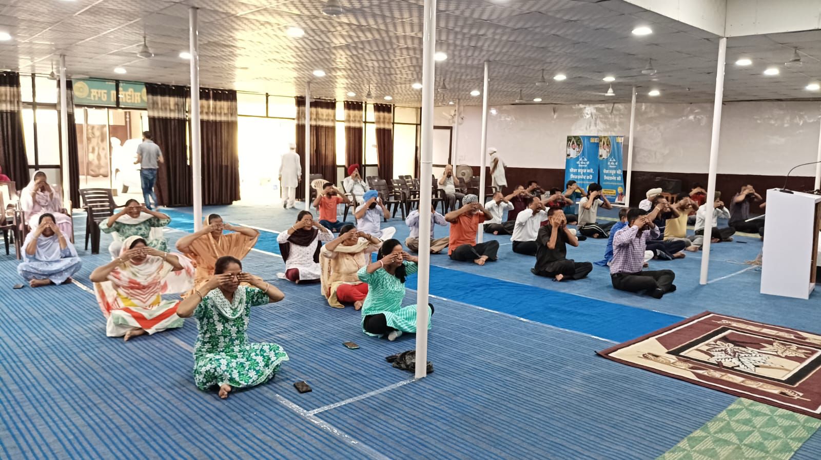 खरड़ में योग प्रशिक्षक मोनिका द्वारा प्रतिदिन 6 योगशालाएं संचालित की जा रही हैं